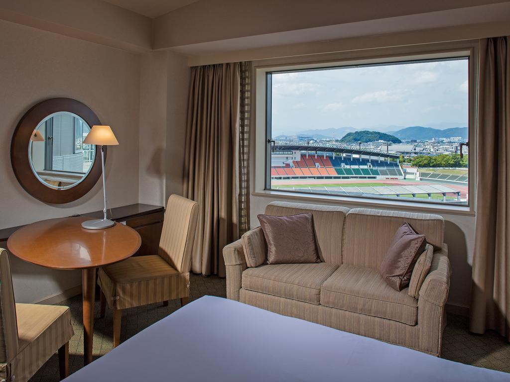 Miyako Hotel Gifu Nagaragawa Exterior foto A room at the hotel